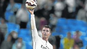 El davanter portuguès s’emporta la pilota després de marcar quatre gols a l’Elx al Bernabéu.