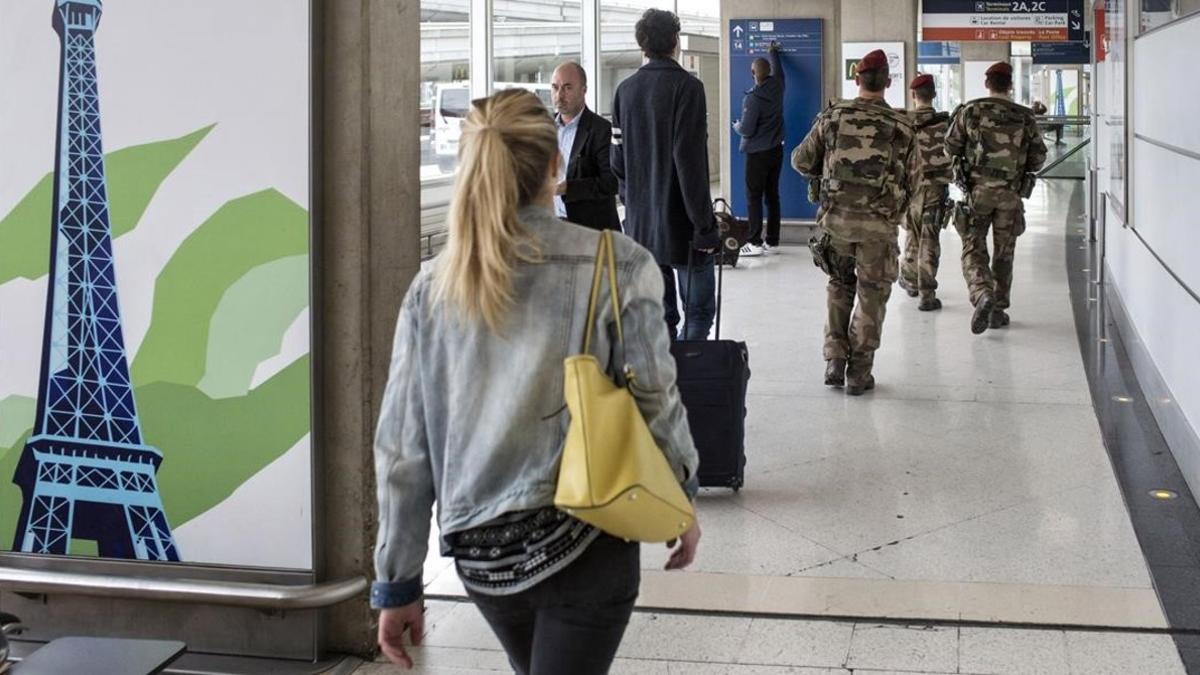 Soldados franceses patrullan en el aeropuerto Charles de Gaulle, de donde salió el avión.