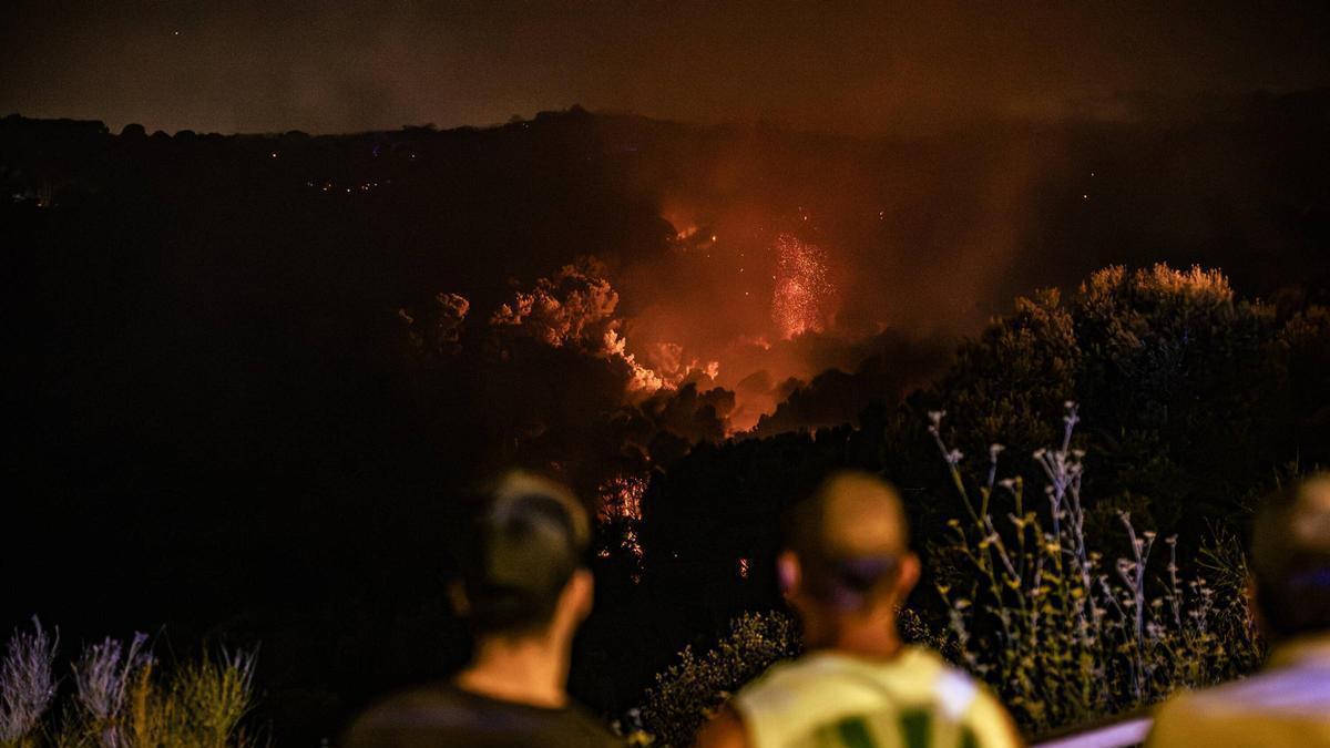 Los Bombers de Barcelona dan por extinguido el incendio forestal de Collserola