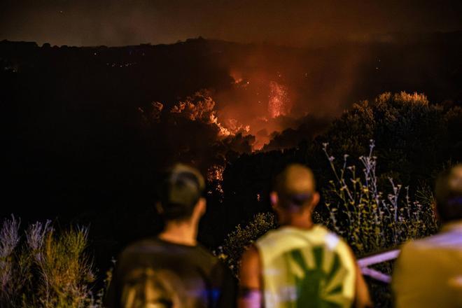 Los Bombers de Barcelona dan por extinguido el incendio forestal de Collserola
