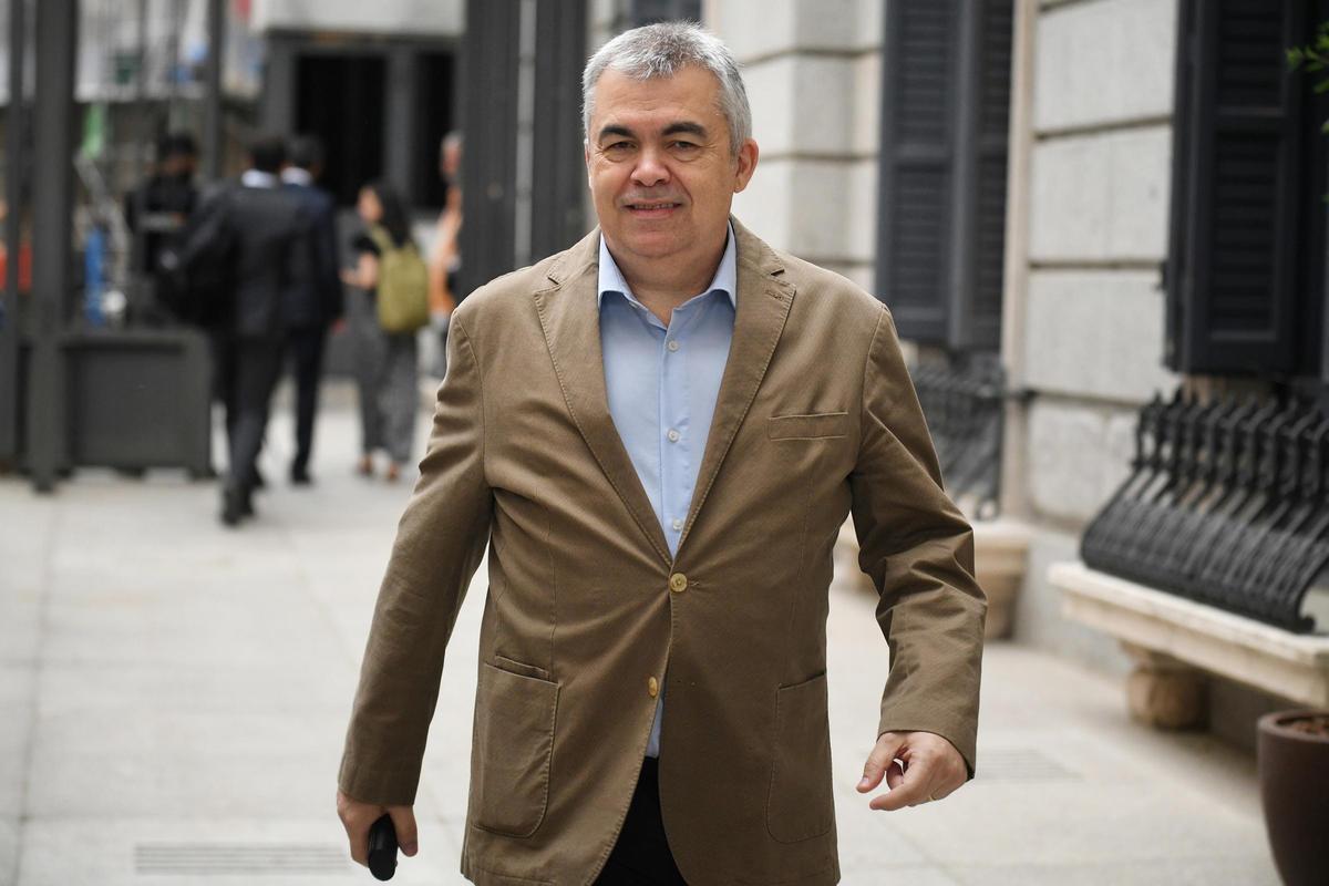 El secretario de organización del PSOE, Santos Cerdán, a su llegada a una sesión de control al Gobierno, en el Congreso de los Diputados, a 11 de junio de 2025, en Madrid (España).