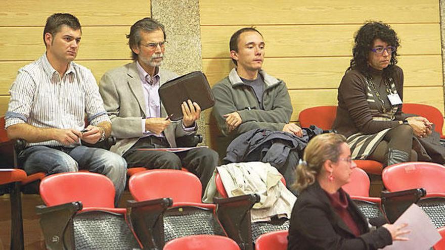 Integrantes de la Plataforma polo Transporte Público de Ría, ayer en el Parlamento gallego.  // Xoán Álvarez