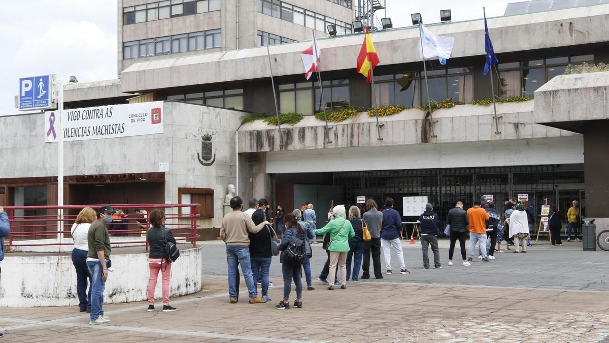 Personas hacen cola para solicitar el IMV en Vigo