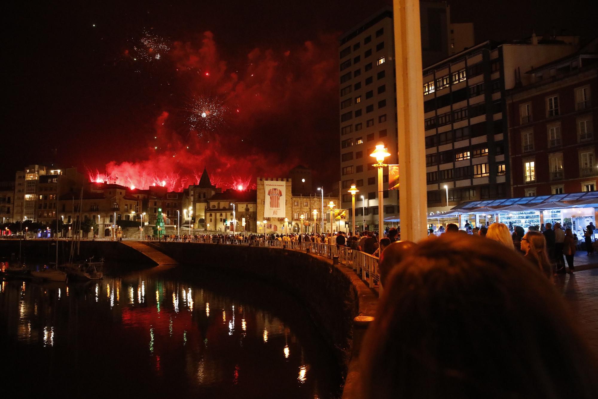 En imágenes: la noche de los Fuegos en Gijón