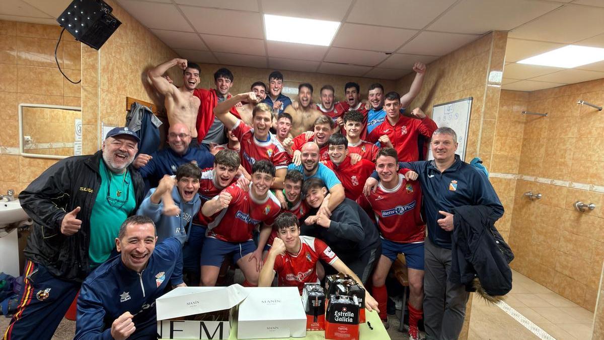 A la izquierda, agachado, Benjamín Martínez, a la derecha, Andrés Linde, en la celebración de una victoria de esta temporada.