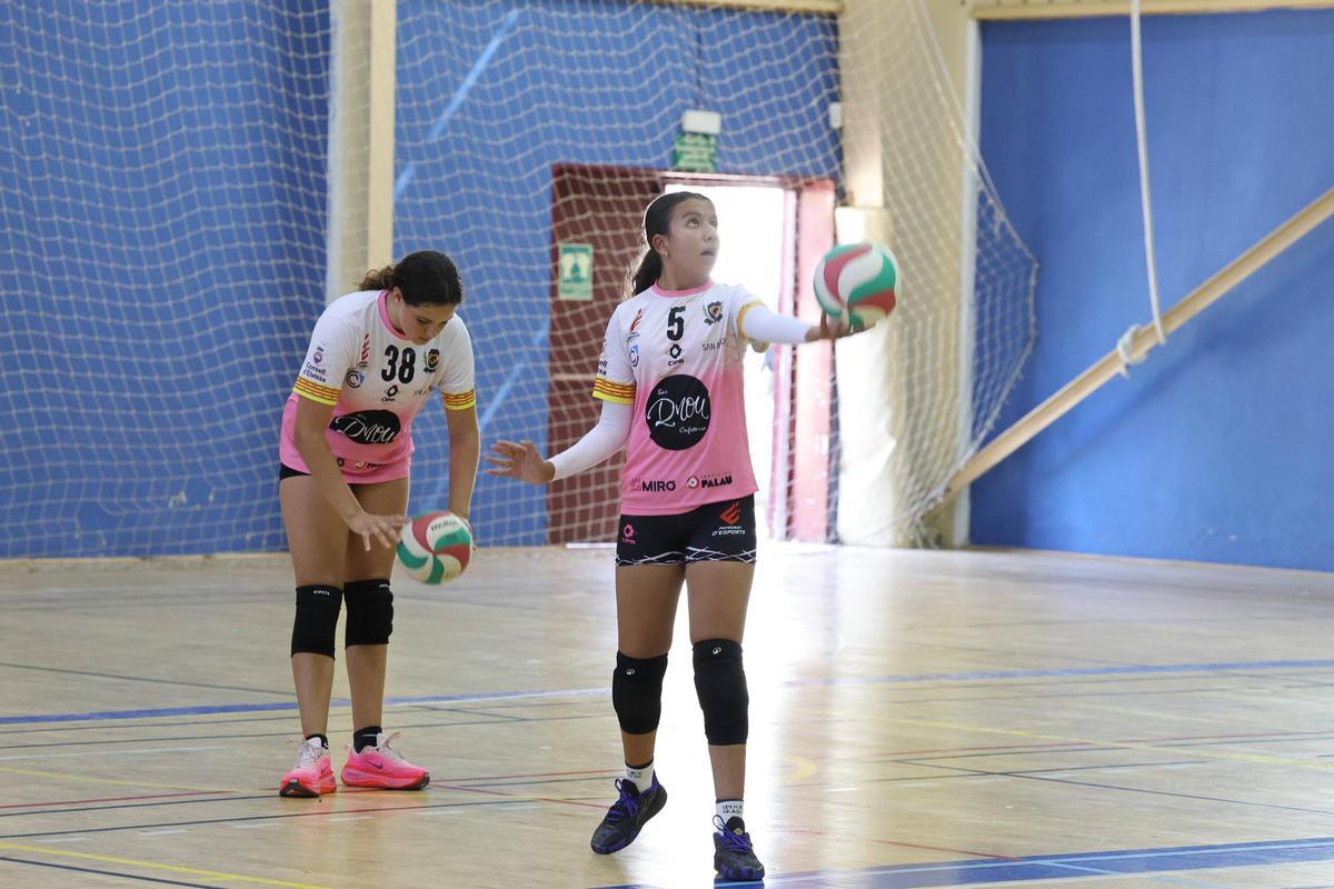 Todas las imágenes de las jornadas de tecnificación de vóley en el Polideportivo Es Viver