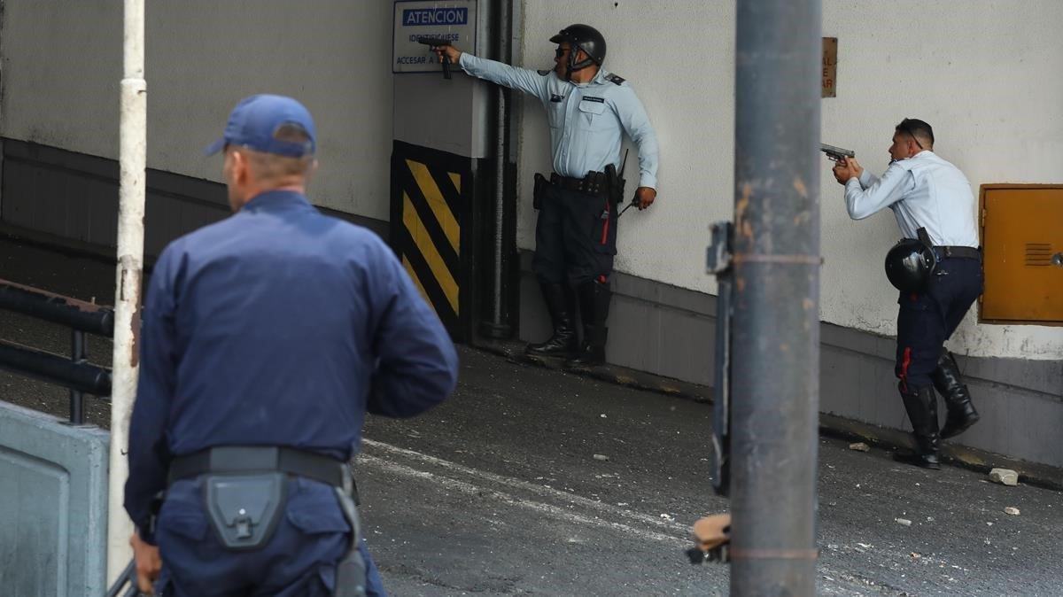 Policías del Estado de Miranda y de Chacao se enfrentan con un civil armado que se encuentra al interior del Ministerio del Poder Popular para Transporte Terrestre durante una manifestación en apoyo al levantamiento de Juan Guaidó contra el gobierno de Nicolás Maduro.