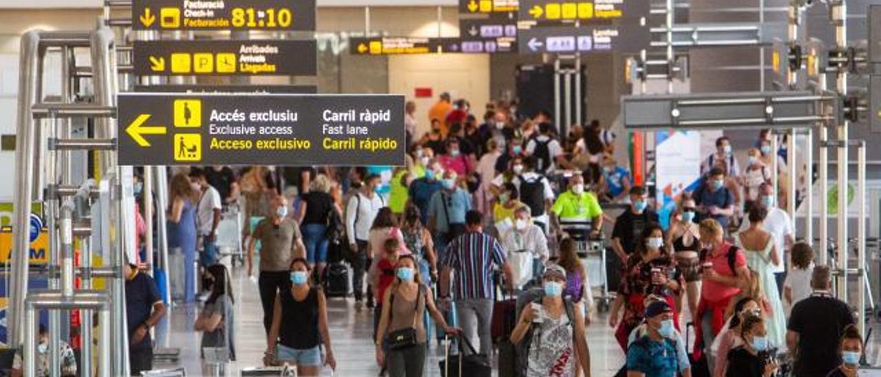 Viajeros en el aeropuerto de Alicante, en agosto. | RAFA ARJONES