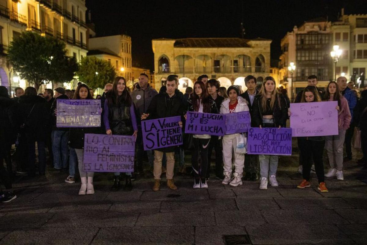 Jóvenes durante una concentración del 25N en Zamora. | Ana Burrieza