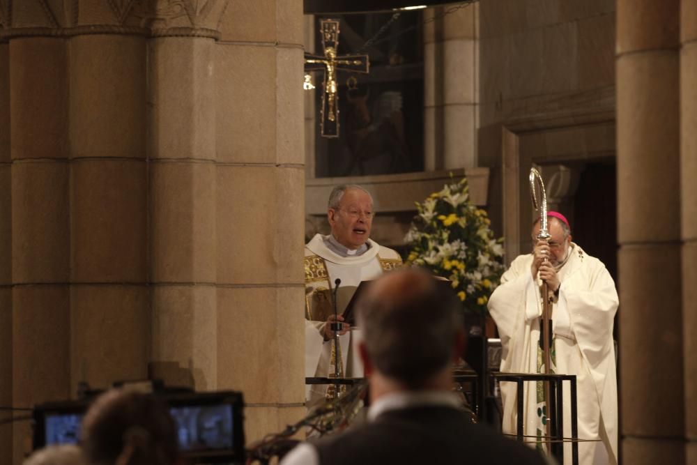 Misa del Día de Todos los Santos oficiada por el arzobispo de Oviedo