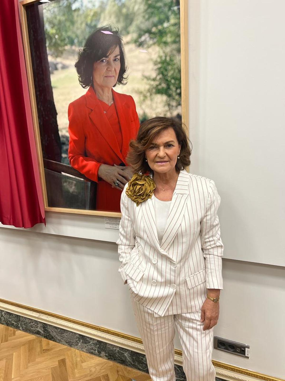 Carmen Calvo posa junto al retrato de su etapa de vicepresidenta del Gobierno.