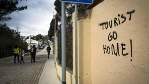 Barcelona   Barcelones     21 03 2016    Entre todos     Tema para ilustrar sobre el incivismo  fruto de la masificacion que esta sufriendo la zona de las baterias antiaereas del Tunel de la Rovira      Arxiu   DG   160321  ex   0030       en la foto  Pintada en la c  Labernia  acceso a las    instalaciones de las antiguas baterias antiaereas de la Rovira                FOTO   PUIG  JOAN