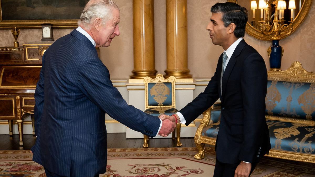 Rishi Sunak saluda al rey Carlos, durante su encuentro en Buckingham este martes.