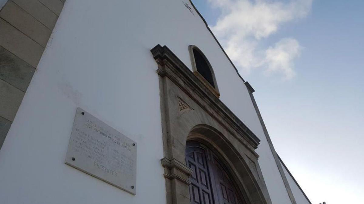 La placa situada en la fachada de la iglesia principal de Valle de Guerra