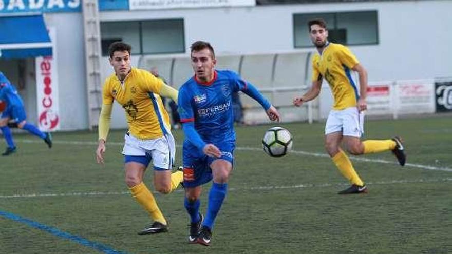 Dani Chimpín trata de controlar el balón, ayer en Os Carrís. // I. O.