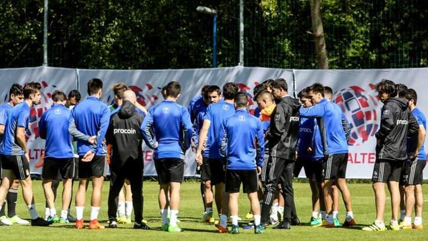 Los jugadores del Oviedo, reunidos con el cuerpo técnico en El Requexón.