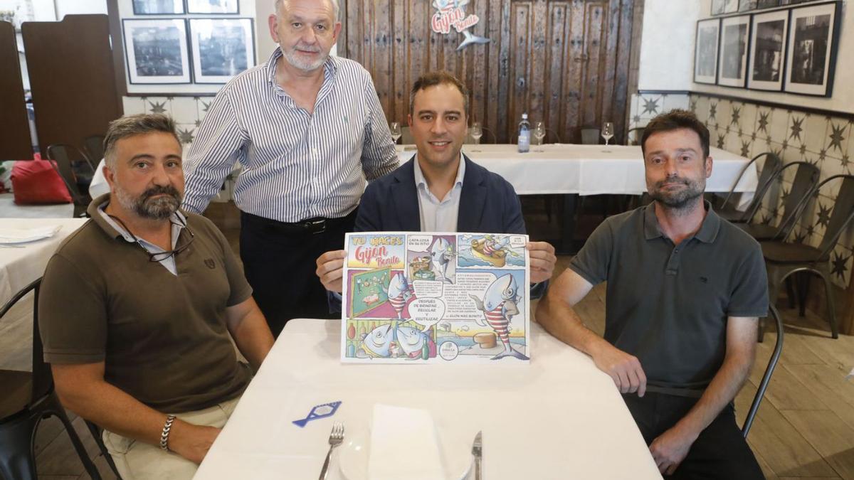 Por la izquierda, Vicente Fernández; José Ramón Fiaño, presidente de la Caja Rural de Gijón; Olmo Ron, y Alfonso Baragaño, gerente de Emulsa. | Marcos León