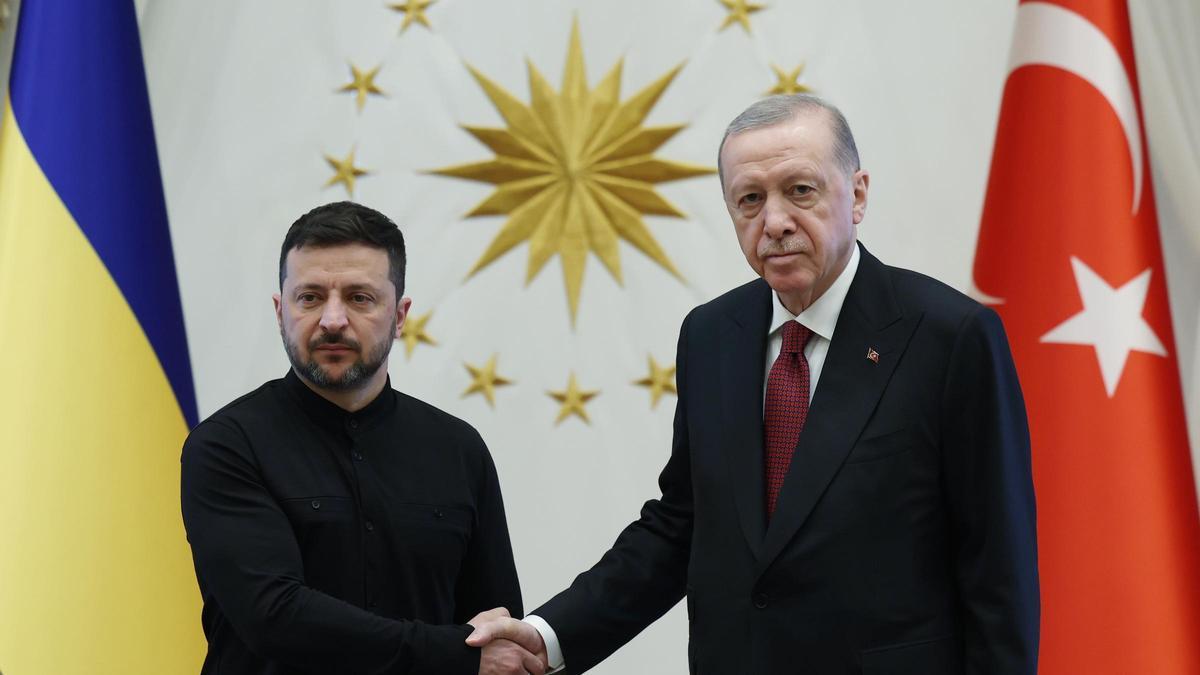 El presidente de Ucrania, Volodímir Zelenski, saluda a su homólogo turco, Recep Tayyip Erdogan, durante su encuentro de este jueves en Ankara.