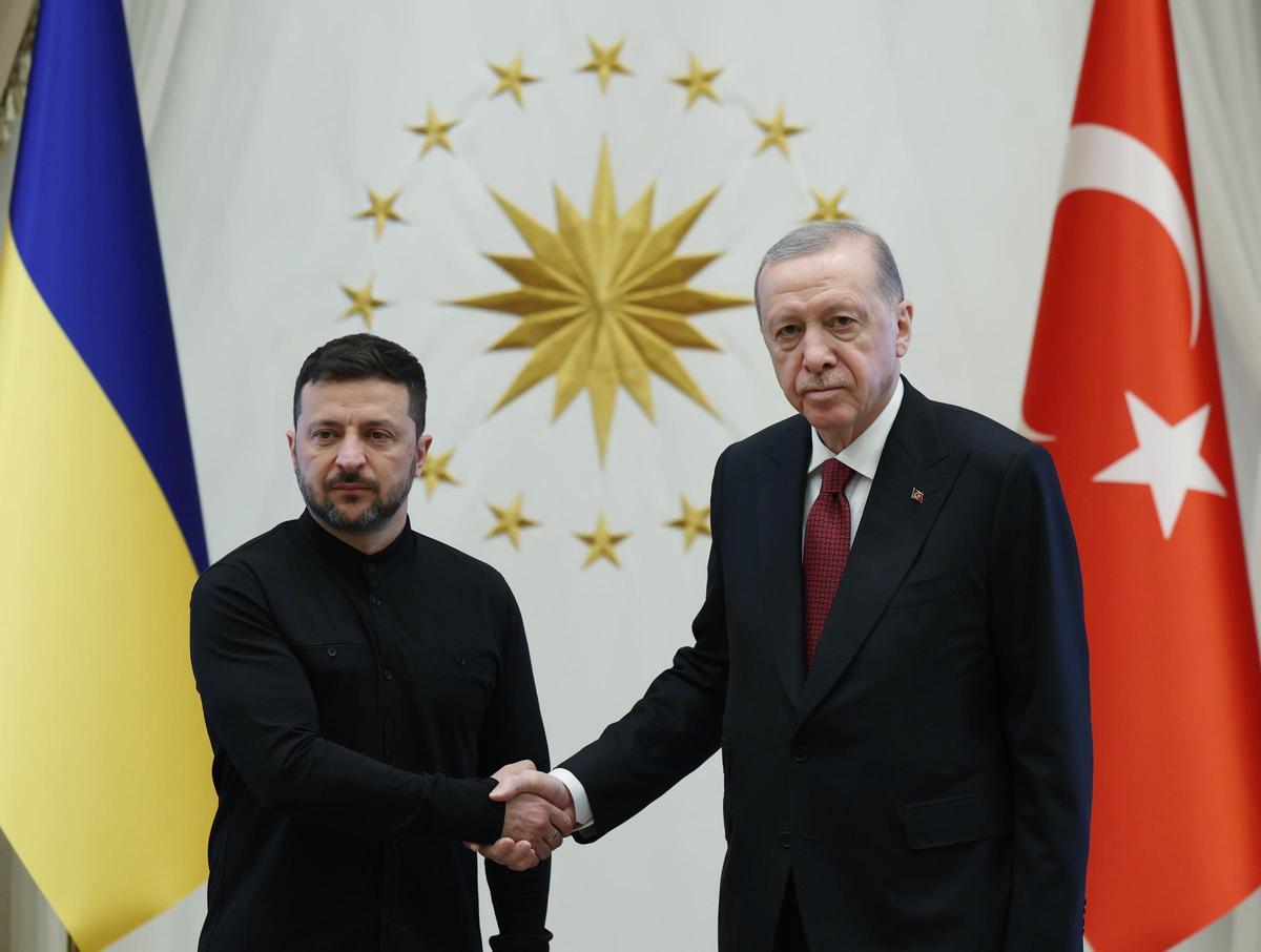 El presidente de Ucrania, Volodímir Zelenski, saluda a su homólogo turco, Recep Tayyip Erdogan, durante su encuentro de este jueves en Ankara.