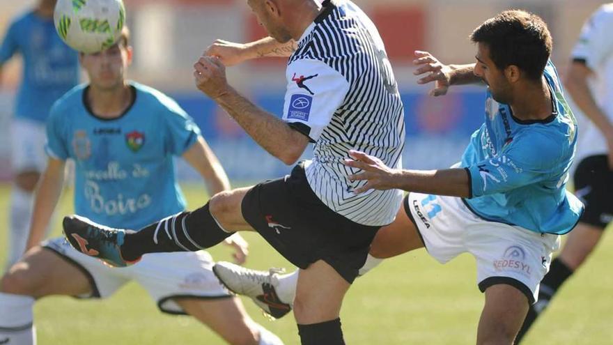 Óscar Pérez, presionado por dos jugadores del Boiro.