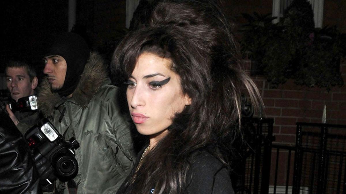 A Amy Winehouse le crecen los problemas como enanos