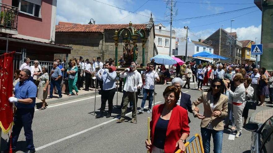 Un momento de la procesión por el entorno del atrio. // Gonzalo Núñez