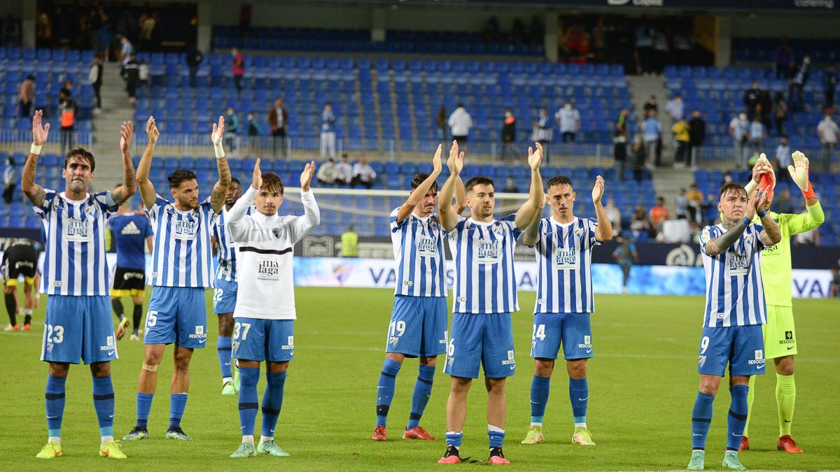 Los jugadores del Málaga CF saludan al final del encuentro.