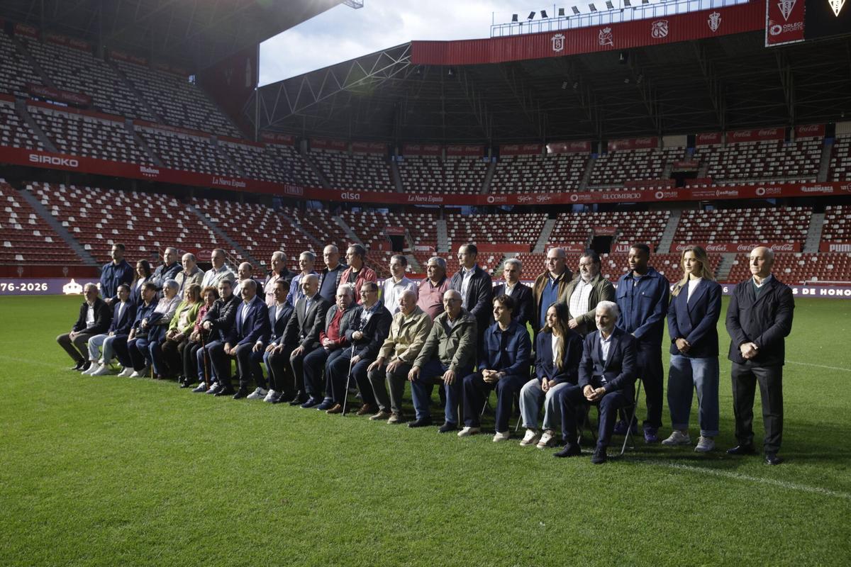 Gijón. El Molinón. Entrega de distinciones a socios de honor del Sporting de Gijón