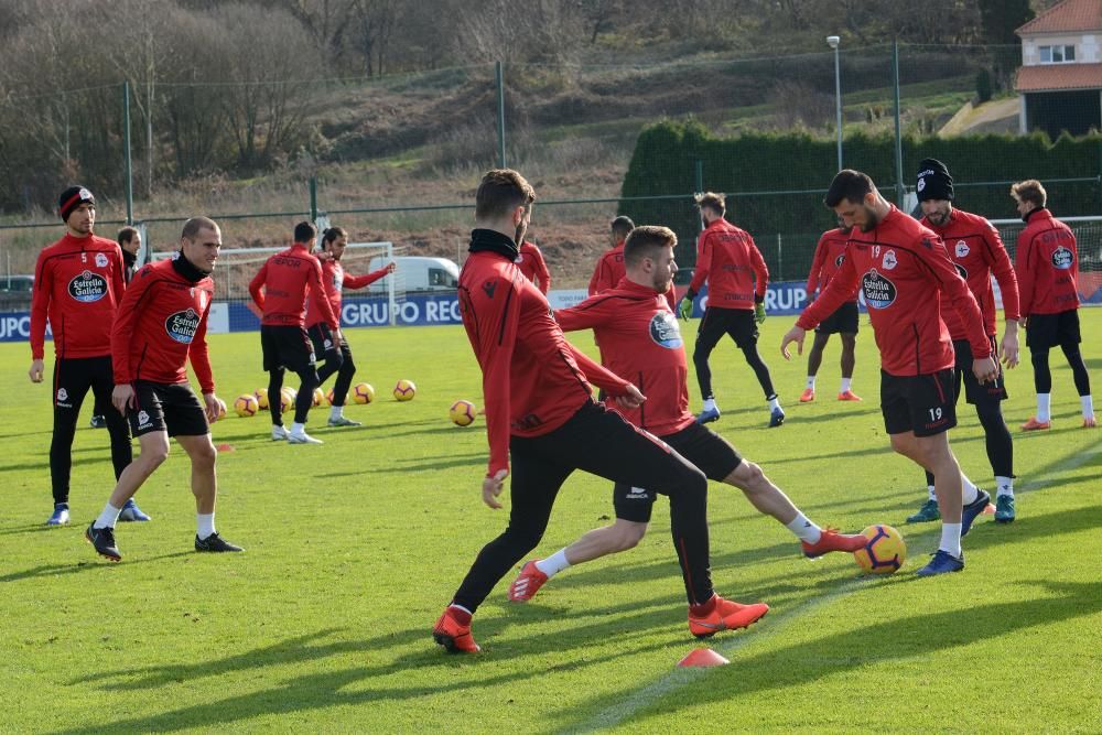 El preparador deportivista, Natxo González, ha facilitado la convocatoria del equipo coruñés tras el entrenamiento de esta mañana.