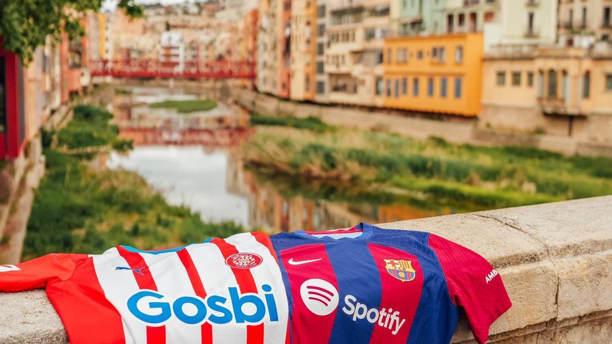 Las camisetas del Girona y Barça sobre el río Onyar antes del duelo en Montilivi.