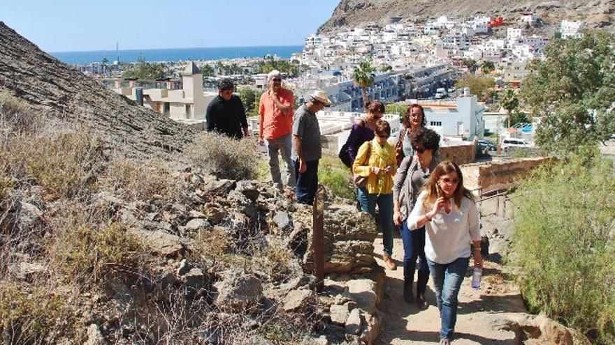 Visita de Clavijo (el primero por la izquierda), ayer a La Cañada de los Gatos.