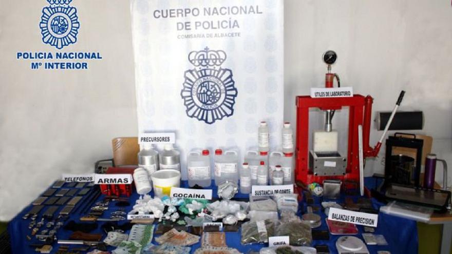 A prisión tras arrojar casi medio kilo de cocaína al ser perseguido en Enguera