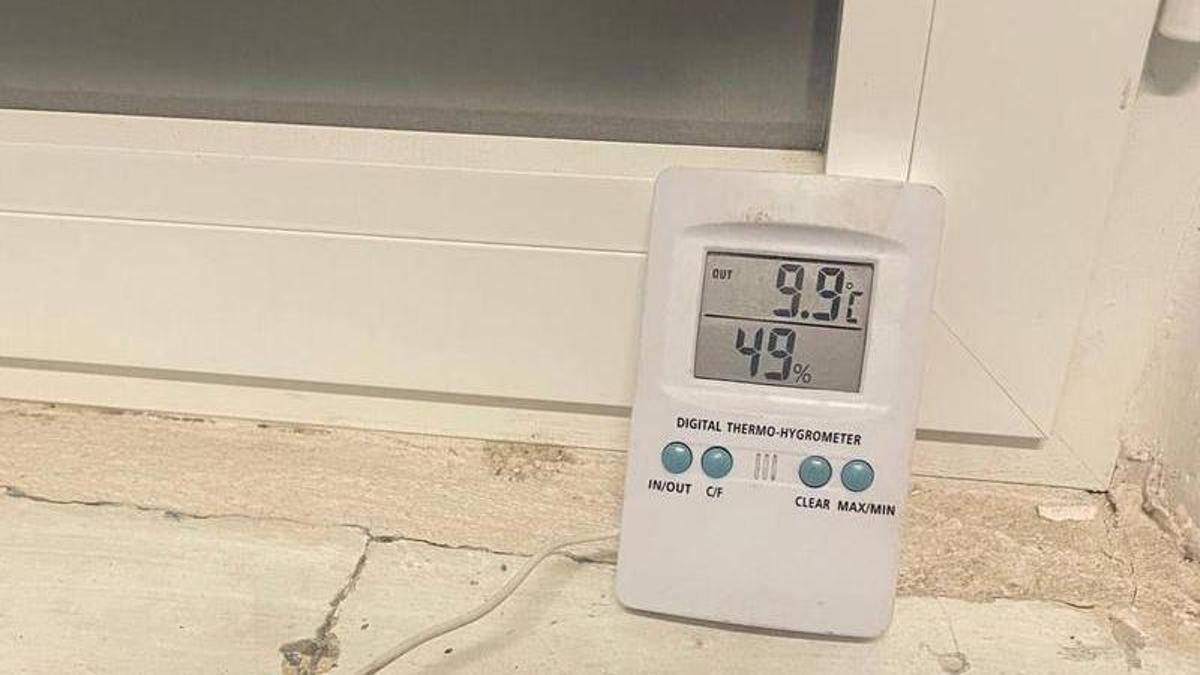 Un termómetro marca 9,9 grados en unos vestuarios de la Guardia Civil.