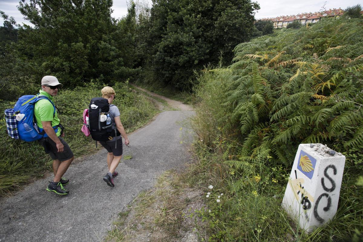 Peregrinos en el Camino de Santiago a su paso por Castrillón en una imagen de archivo.