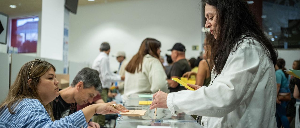 Votantes en un colegio electoral de Santa Cruz de Tenerife