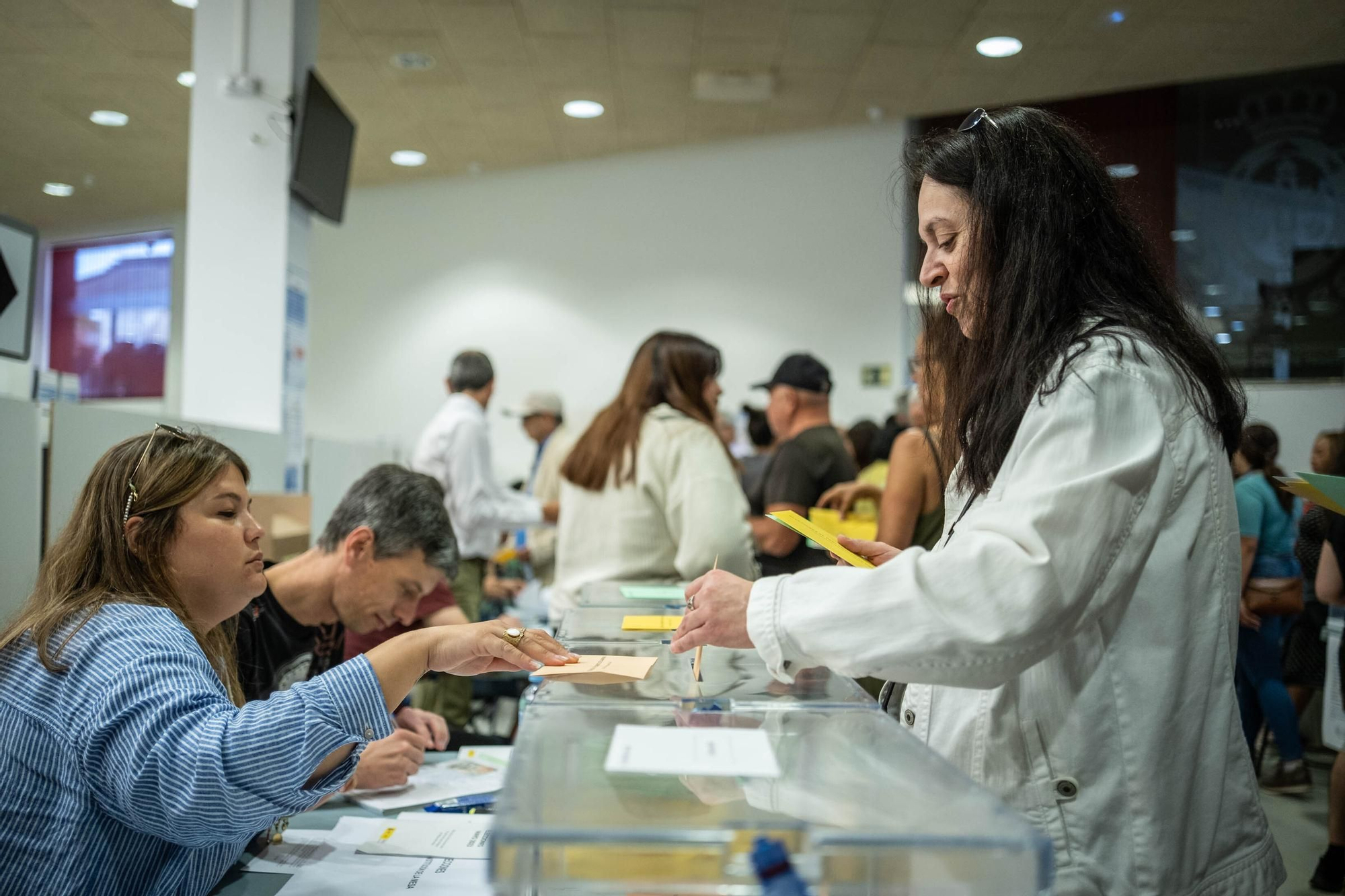 Votantes en un colegio electoral de Santa Cruz de Tenerife