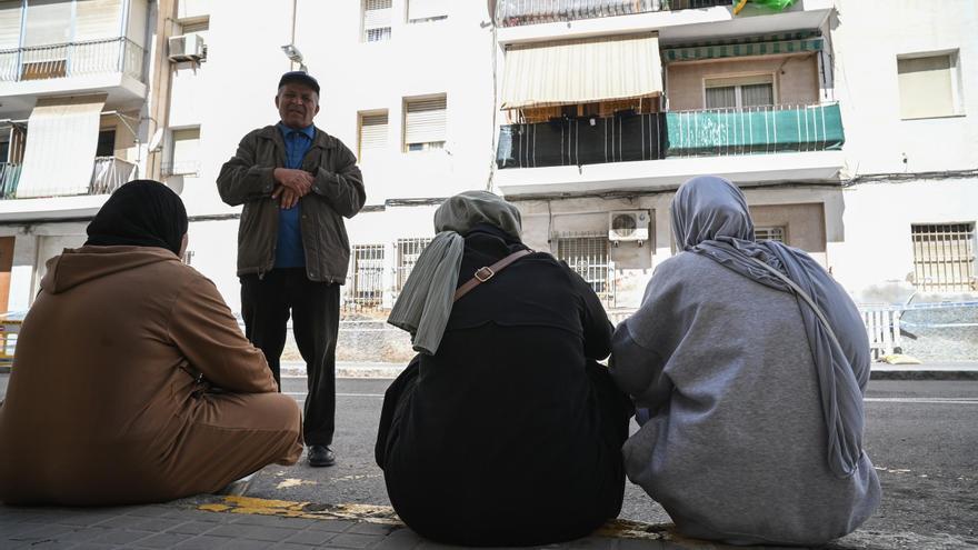 Una vecina desalojada del barrio de San Antón en Elche: "Mis hijos me preguntan qué va a pasar con sus juguetes"