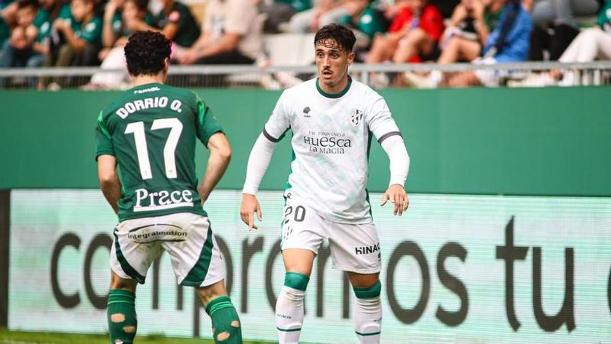 Ignasi Vilarrasa con la camiseta del Huesca en un partido contra el Racing de Ferrol, frente a Josué Dorrio.