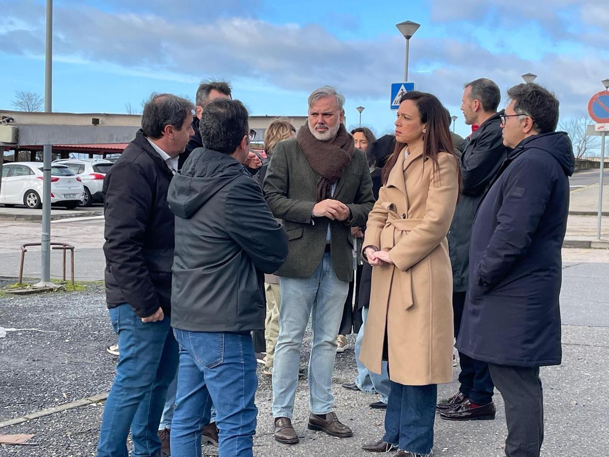Visita del alcalde de Plasencia, Fernando Pizarro, y la consejera de Salud en funciones, Sara García Espada, al Hospital Virgen del Puerto tras el tornado del pasado viernes.