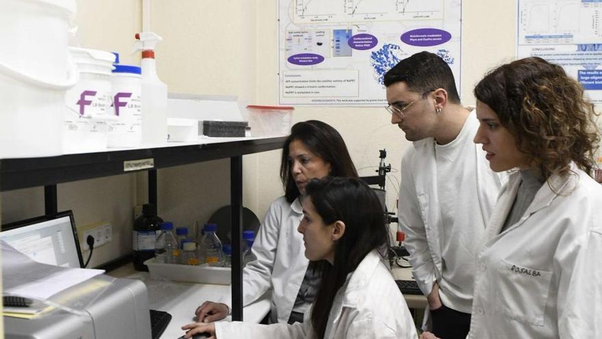 La profesora del Departamento de Bioquímica, Rosa Alba (a la derecha), junto a su grupo de investigación.