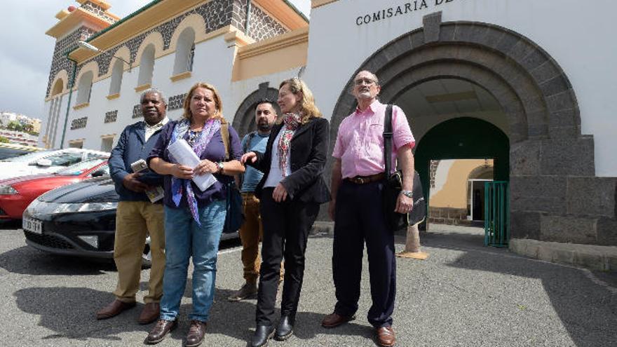 Meri Pita y Victoria Rosell ayer ante el CIE en Barranco Seco.