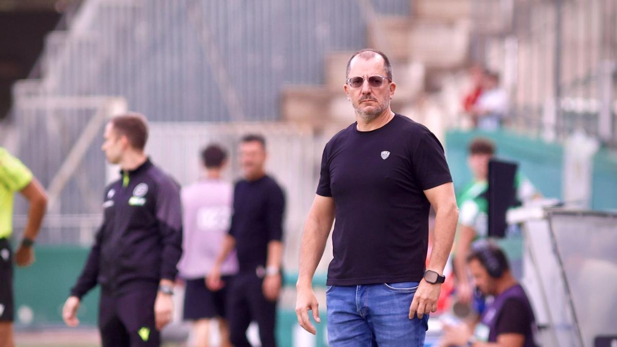 José Juan Romero, en un partido de Liga dirigiendo al Ceuta ante el Córdoba