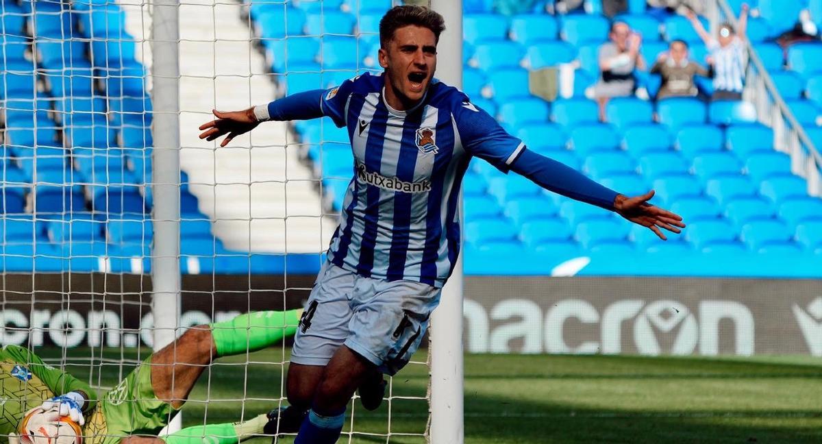 Robert Navarro en la celebración de un tanto