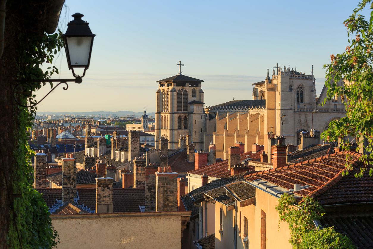 Es la tercera ciudad más poblada de Francia, después de París y Marsella