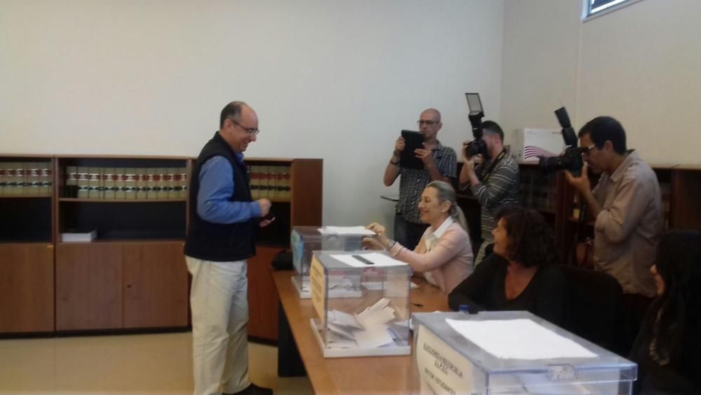 El candidato Eduardo Galván deposita su voto