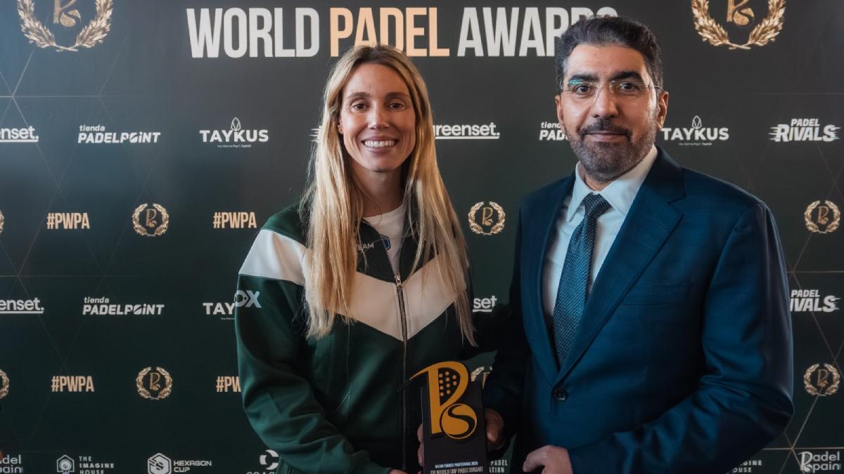 Maribel Nadal, satisfecha con el trofeo