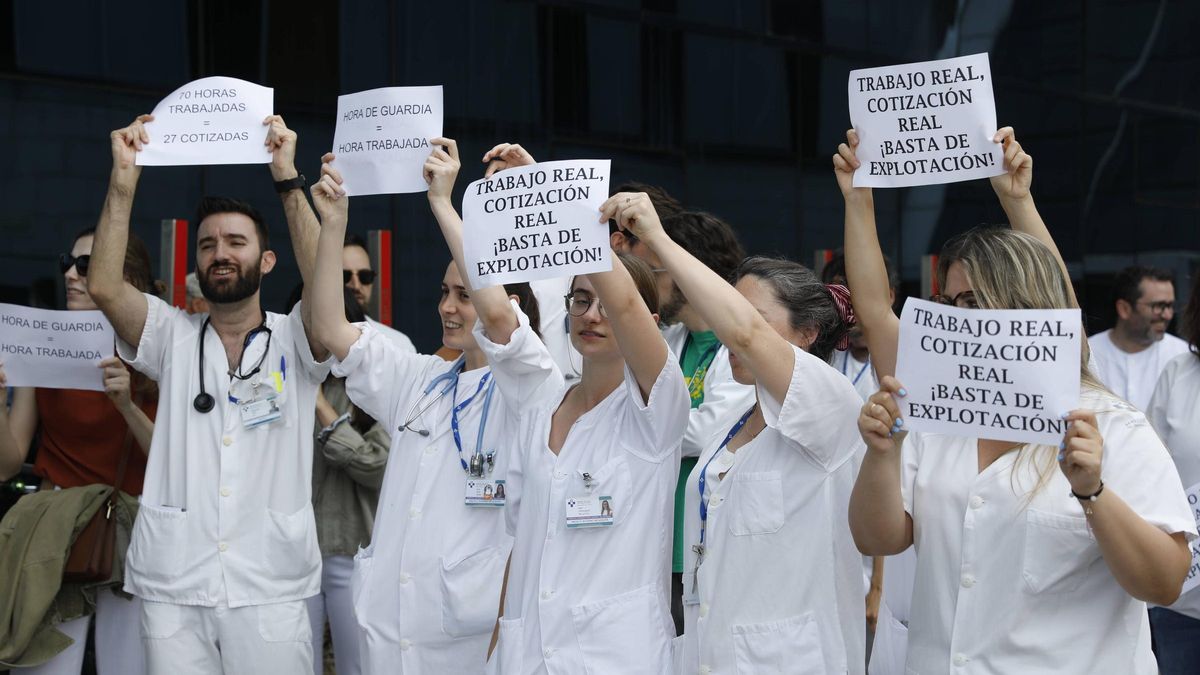 VÍDEO: Médicos jóvenes protestan en el HUCA por las largas jornadas: “No hay vocación, es explotación”