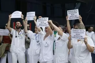 Los médicos se alzan contra las largas jornadas y se concentran en el HUCA: "Sin descanso, no hay sanidad"