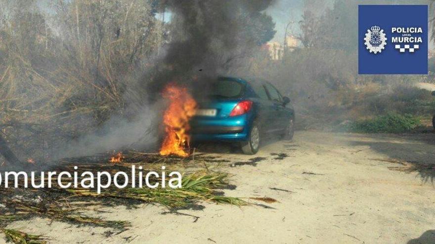 El coche afectado por el fuego.