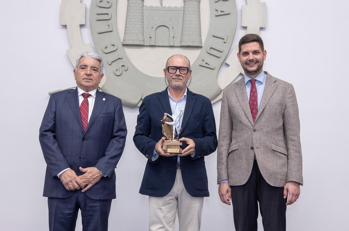 JOAQUIN BARBER, president de la Societat de Foment AIC. CARLES GARCIA, director del Grup Radio Gandia i JOSÉ MANUEL PRIETO, Alcalde president de l’Excel·lentíssim Ajuntament de Gandia
